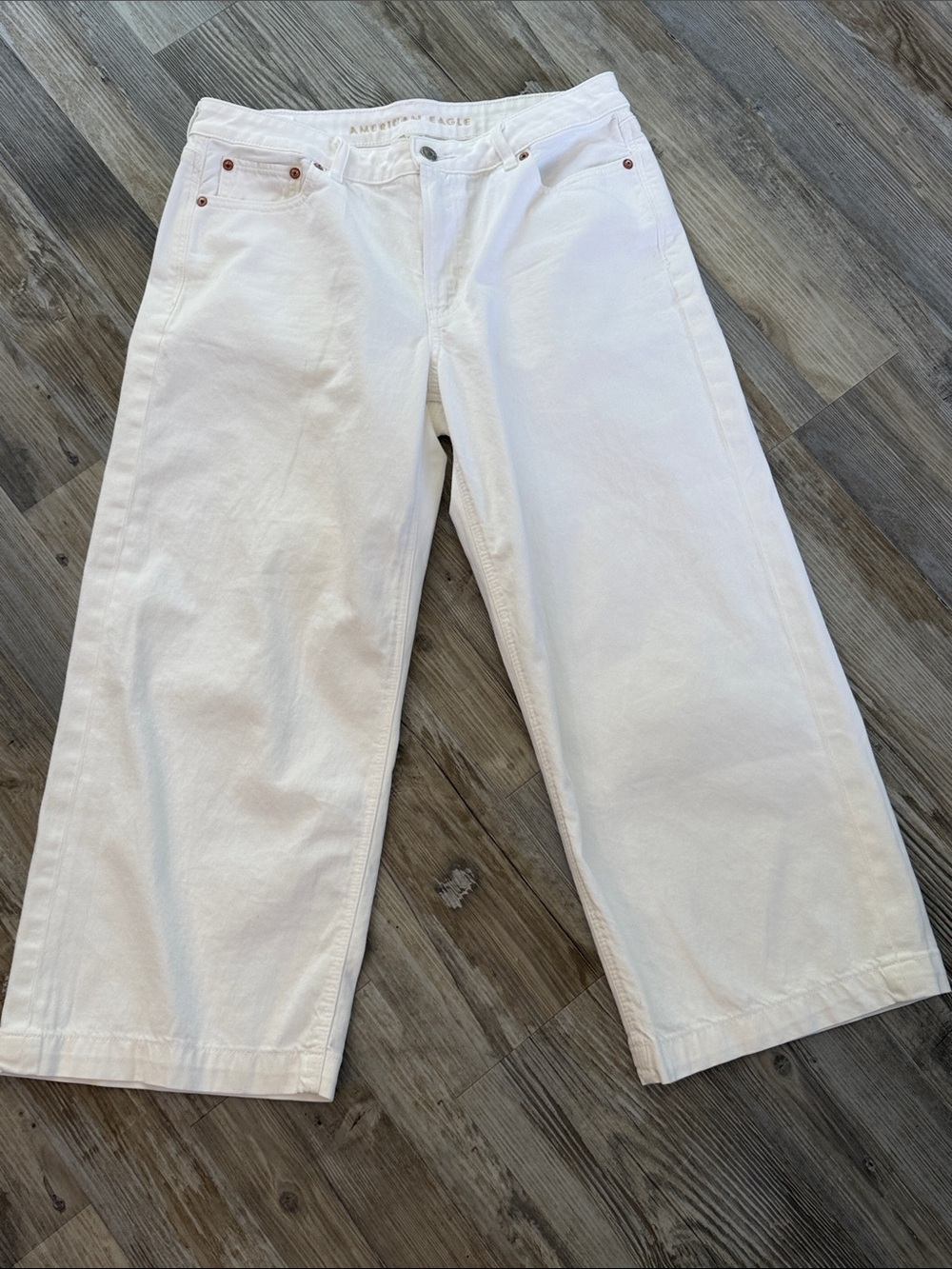 American Eagle Outfitters White Cropped Ankle Jeans